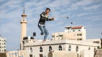 بـساق واحدة.. شاب فلسطيني يمارس “الباركور” بغزة