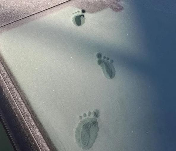 سيدة تعثر على آثار قدم طفل بـ4 أصابع -صورة