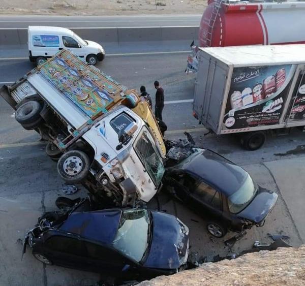 بالصور ..  إصابة بحادث مفزع بين 4 مركبات على طريق الـ 100