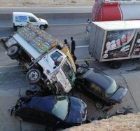 بالصور ..  إصابة بحادث مفزع بين 4 مركبات على طريق الـ 100