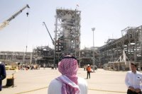 النفط يرتفع إلى ذروة 11 شهرا بعد تعهد السعودية بتخفيضات إنتاج طوعية