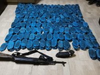 بالصور ..الامن العام: إصابة شخصين بمداهمة في البادية الشمالية بعد مقاومتهما للقوة الامنية.. وضبط 60 كغم من مادة الحشيش المخدرة وسلاح اوتوماتيكي