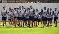 لاعبو المنتخب الوطني لكرة القدم يخضعون لفحص كورونا استعدادا لمعسكر دبي