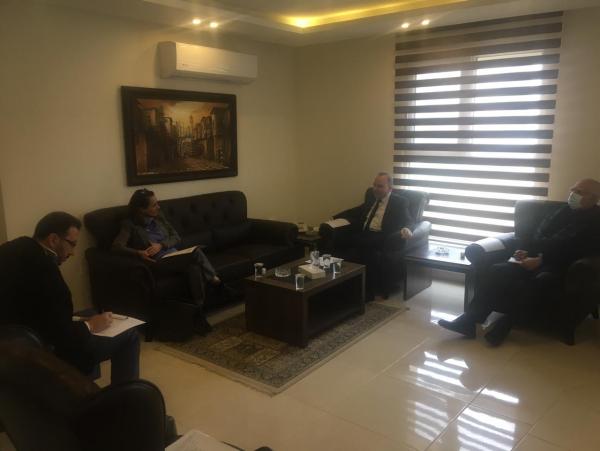 مدير الشؤون الفلسطينية ومديرة عمليات الأونروا يبحثان التعامل مع تبعات كورونا