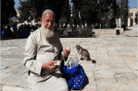 من يطعم طيور الأقصى وقططه بعد اليوم؟.. الموت يُغيّب أبو هريرات الأقصى