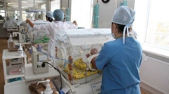 أطباء يعلنون وفاة طفلة بالخطأ ويضعوها في الثلاجة وهي حية
