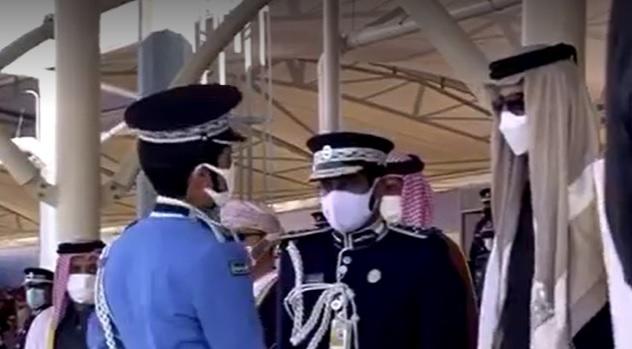 أمير قطر يكرم ضابطا أردنيا