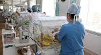 أطباء يعلنون وفاة طفلة بالخطأ ويضعوها في الثلاجة وهي حية