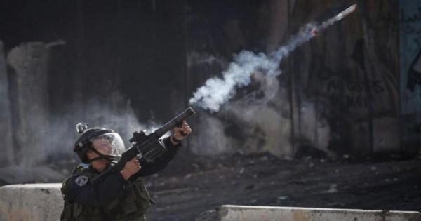 استشهاد عامل فلسطيني بغاز الاحتلال في طولكرم
