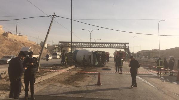 تحويل السير بين عمان والزرقاء بعد انقلاب صهريج