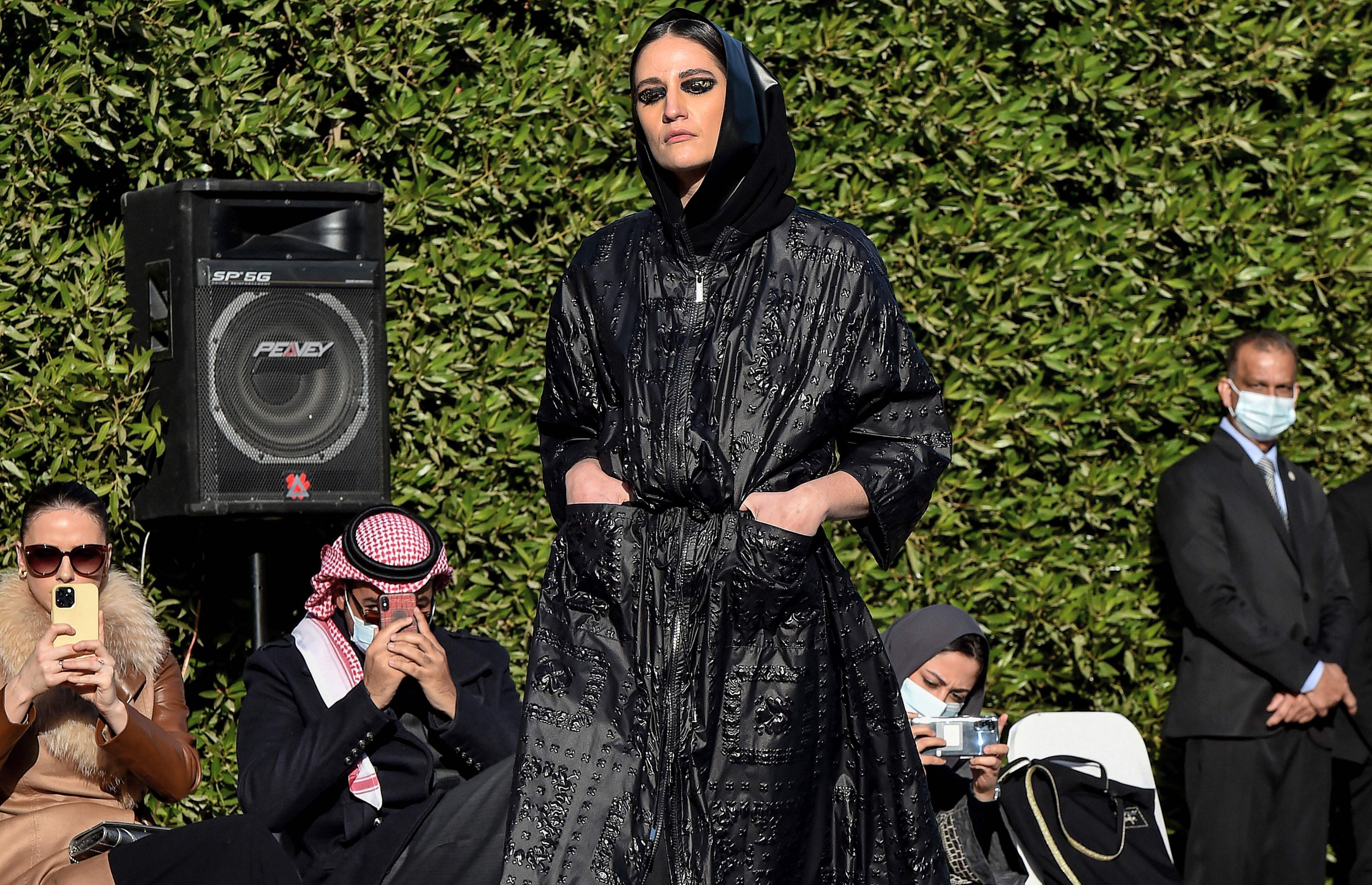عرض أزياء نادر في السعودية لعباءات أنيقة