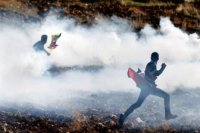 اصابة 13 فلسطينيا بالغاز السام خلال اقتحام الاحتلال طوباس