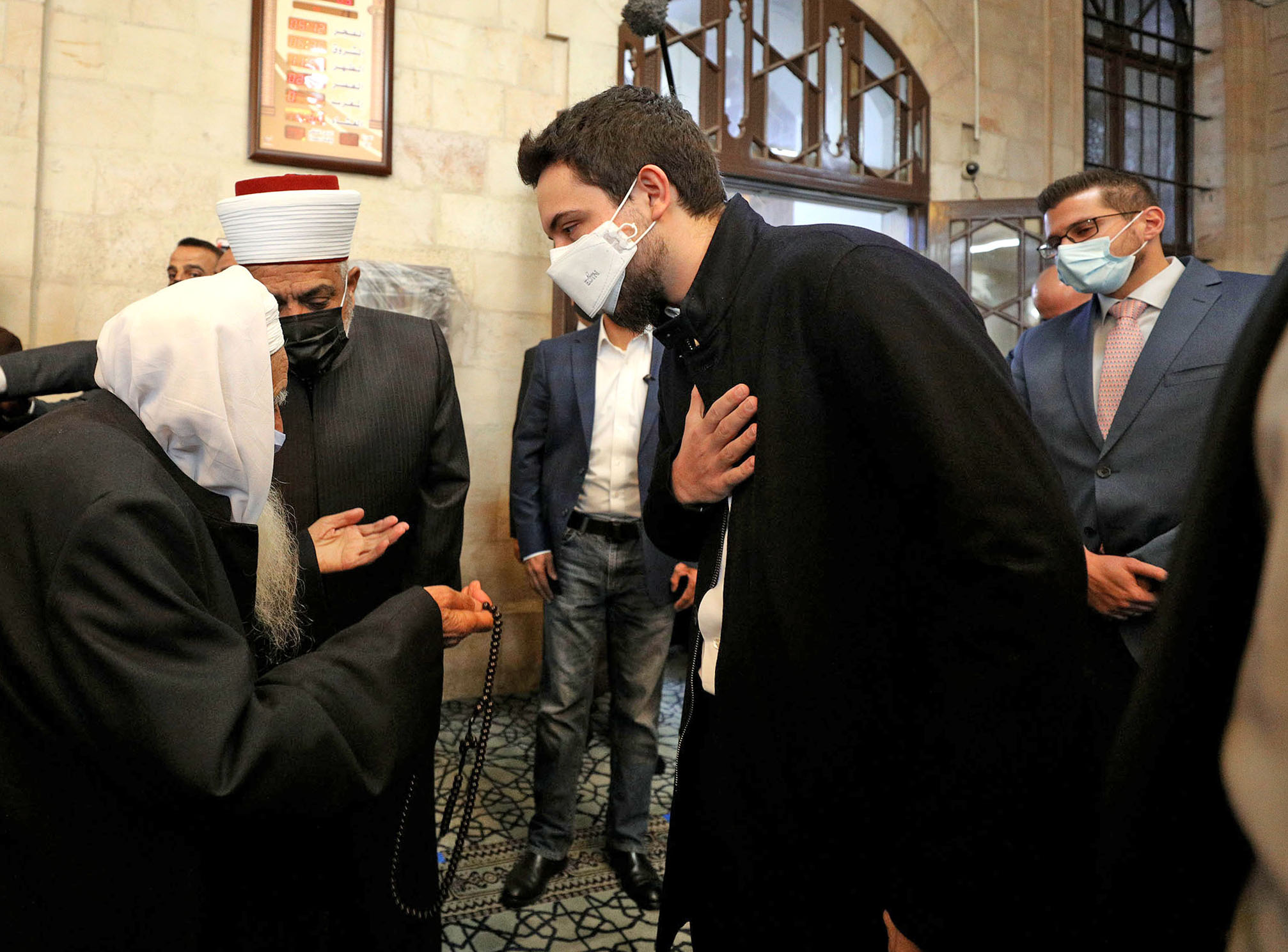 شاهد .. ولي العهد يتفقد مشروع إعادة تأهيل المسجد الحسيني