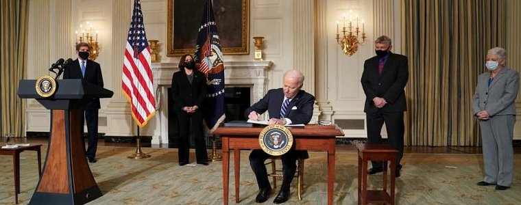 بايدن يلغي أوامر أصدرها ترامب بجرة قلم وتأييد شعبي له لم يبلغه سلفه