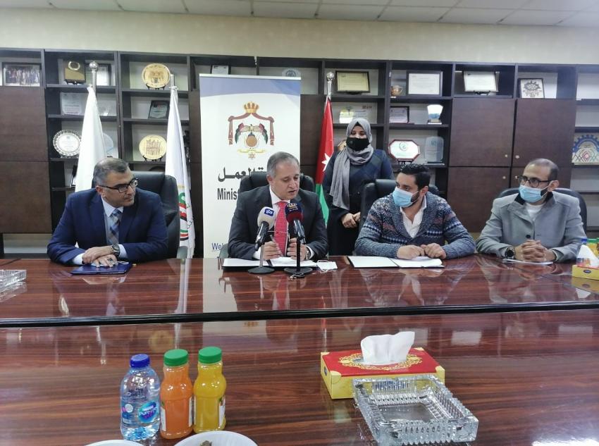 وزير العمل يوقع 4 اتفاقيات لتوفير 945 فرصة عمل للأردنيين
