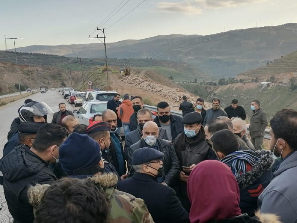 امين عام سلطة المياه يتفقد عملية اصلاح انهيار ارضي محاذي لخط ناقل في جرش