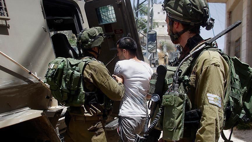 الاحتلال يعتقل 11 فلسطينياً ويغلق مدخل بيت أمر