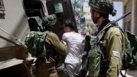 الاحتلال يعتقل 11 فلسطينياً ويغلق مدخل بيت أمر