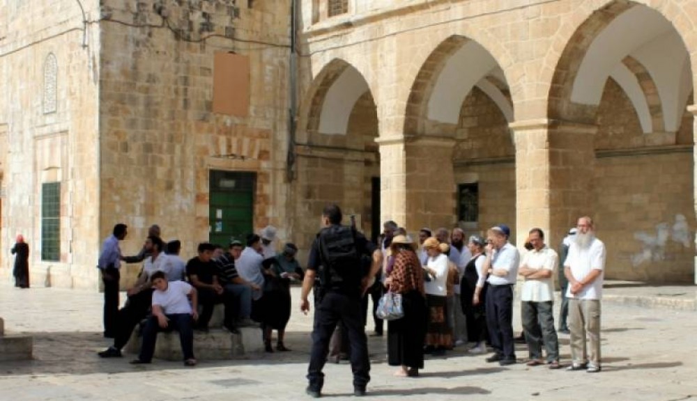 مستوطنون وجنود من جيش الاحتلال يقتحمون "الأقصى"