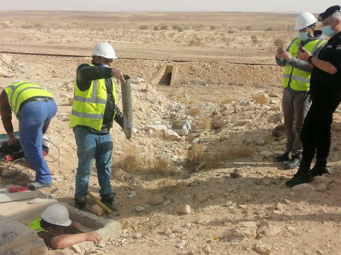 ضبط وازالة اعتداءات عن خط مياه الديسي