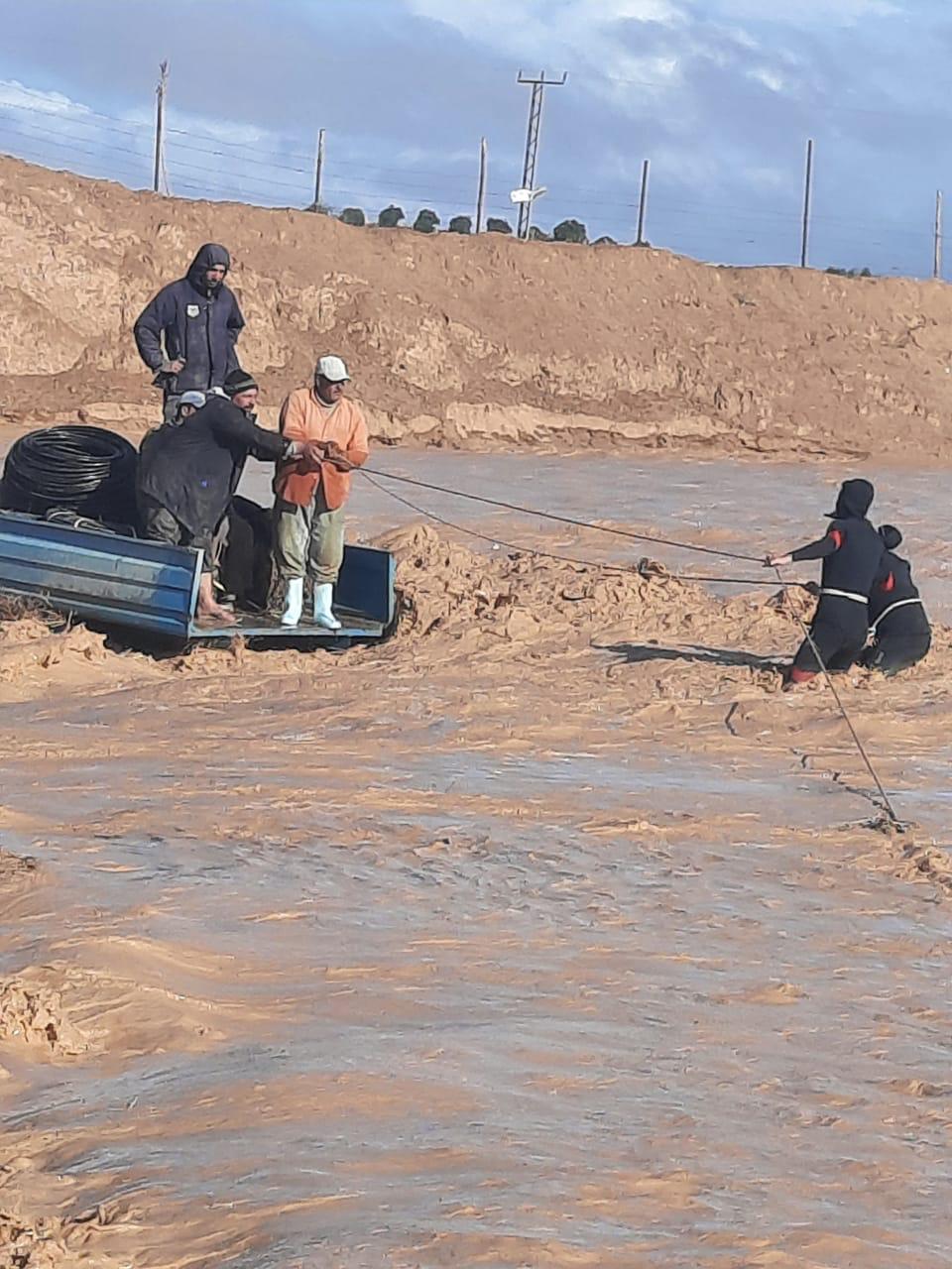 الامن العام : كوادر الدفاع المدني تتعامل مع حالتي محاصرة سيول لاشخاص في محافظتي مادبا ومعان وتم إجلاء الاشخاص