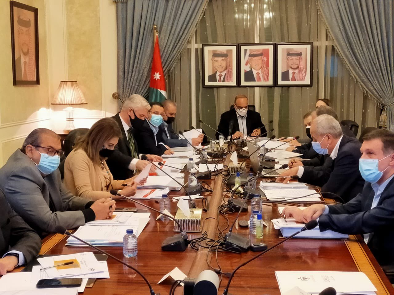 رئيس الوزراء يؤكد على إزالة المعيقات أمام الاستثمار والمستثمرين
