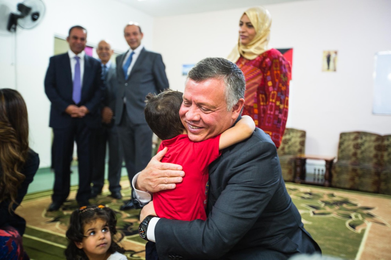 الملك يسأل عن الطفل أحمد (صورة)
