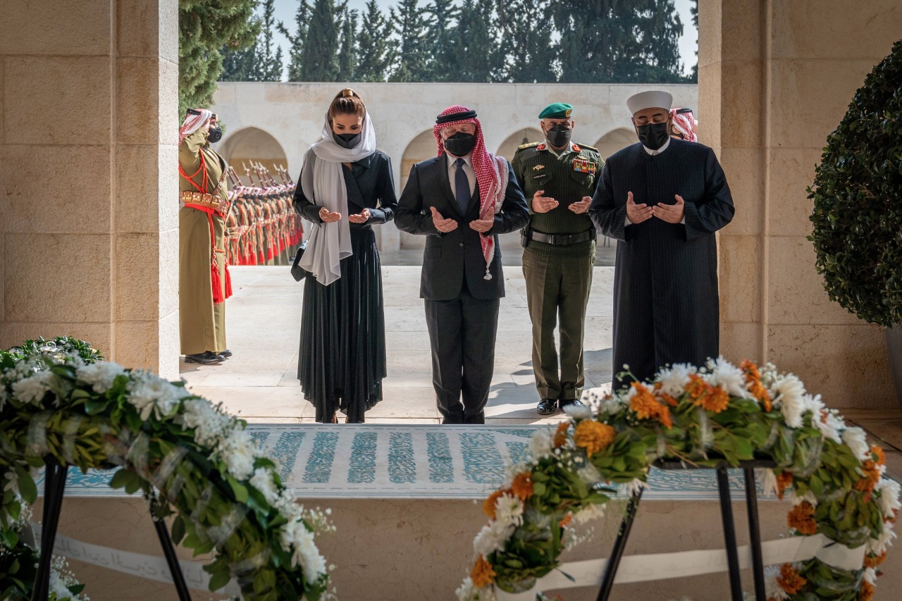 الملك والملكة يزوران ضريح المغفور له الملك الحسين بن طلال ويقرآن الفاتحة على روحه الطاهرة