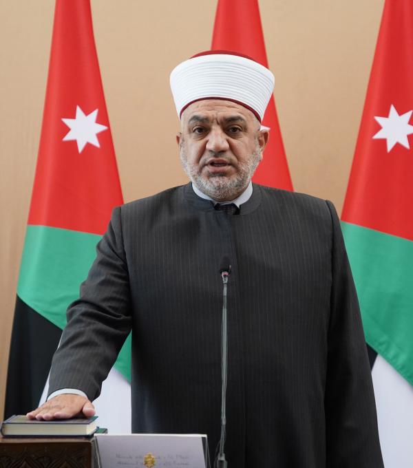 الخلايلة يوجه بفتح المساجد أمام المواطنين بسبب الحالة الجوية