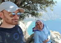 التقط سيلفي معها ثم رماها من قمة الجبل وهي حامل! اتهامات لزوج بقتل زوجته ليأخذ تأمينها (صور)
