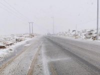 فتح طريق رأس النقب بعد إغلاقه بسبب الانجماد