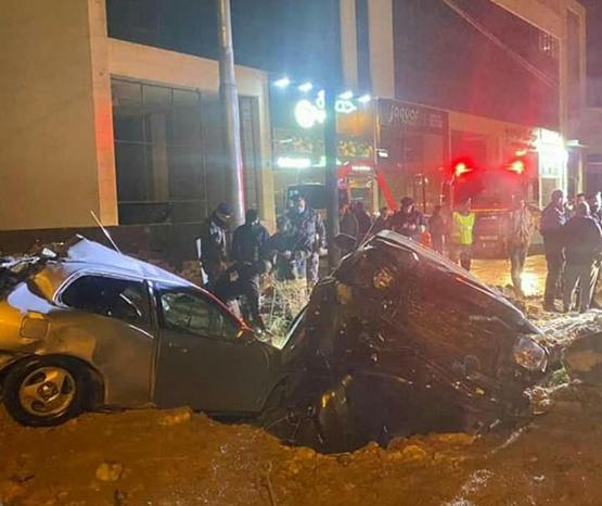 وفاة بحادث تصادم 3 مركبات في عمان - صور