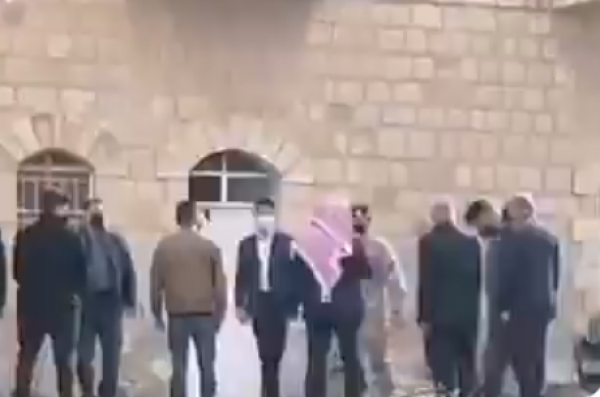 ولي العهد يزور منزل العوران الذي بات فيه جده والملك المؤسس