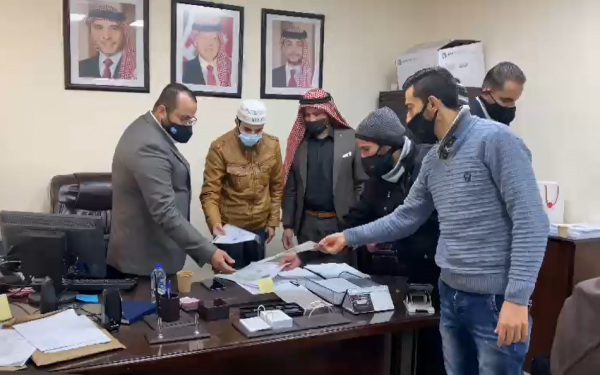 جامعيون يسلمون شهاداتهم للنواب .. ويغادرون (صور)