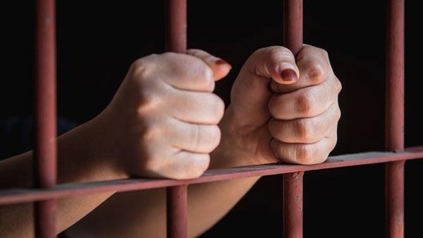 الحبس لسيدة حاولت خطف طفلة من منزل جدتها