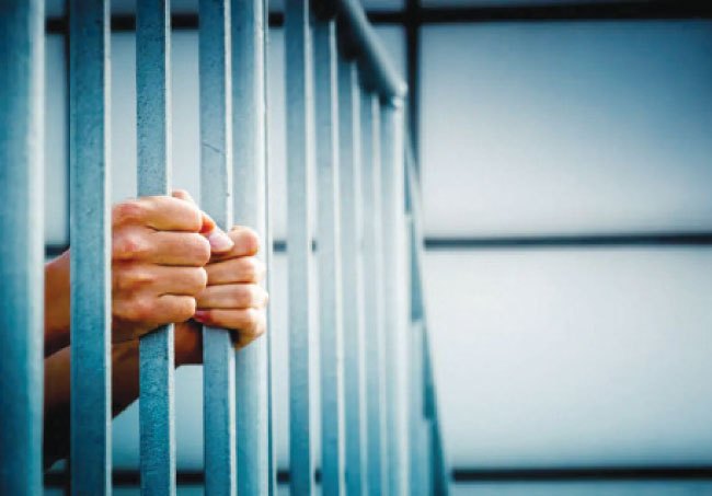 توقيف 4 أشخاص بينهم جمركيَّين أدخلوا آلة إنتاج دخان إلى الأردن