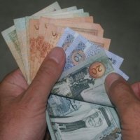 معلم يتبرع براتبه كامل لوزارة التربية لشراء بسكويت للطلبة