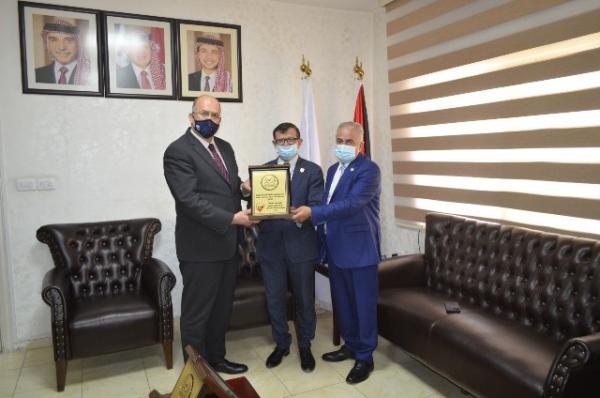 عمان الأهلية تتسلم شهادات الجودة للحقوق والصيدلة وتقنية المعلومات