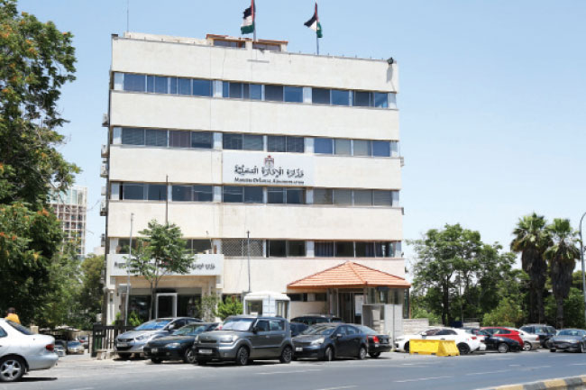 “الإدارة المحلية” يعيد التضارب بالمرجعيات للواجهة