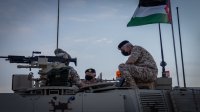 الملك يطلع على دبابة "سينتارو" التي دخلت الخدمة حديثا