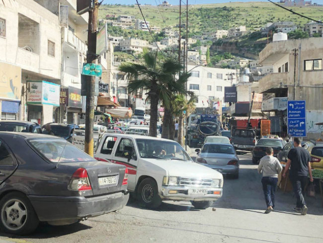 عجلون: حركة تسوق اعتيادية.. ومبيعات الملابس الأكثر تضررا