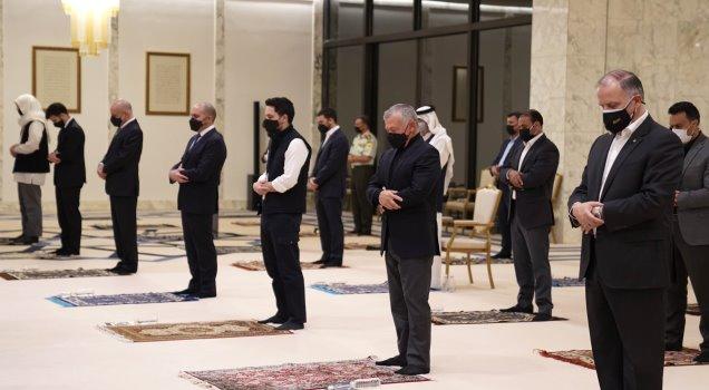 الملك وولي العهد يحييان ليلة القدر بمسجد الهاشمية
