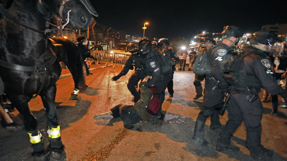 إصابة 90 فلسطينياً خلال مواجهات عنيفة في محيط القدس المحتلة