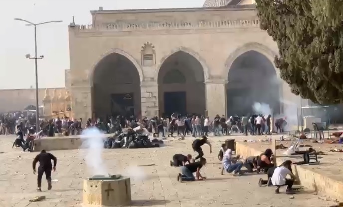 مدير المسجد الأقصى: الوضع في الباحات ساحة حرب