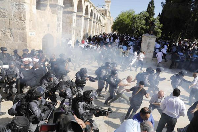 باحات المسجد الأقصى ساحة حرب الآن و300 جريح