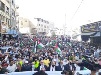 الاف الأردنيين يهتفون للأقصى والمقاومة بمسيرة الحسيني