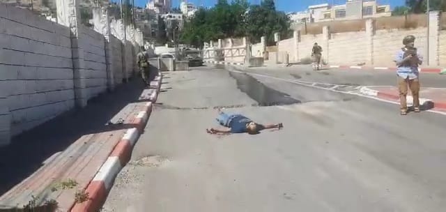 استشهاد فلسطيني قرب المسجد الإبراهيمي في الخليل بزعم محاولته إلقاء عبوة ناسفة على جنود الاحتلال