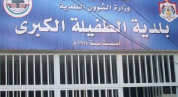 بلدية الطفيلة تنفذ حملات رقابية على المحلات التجارية