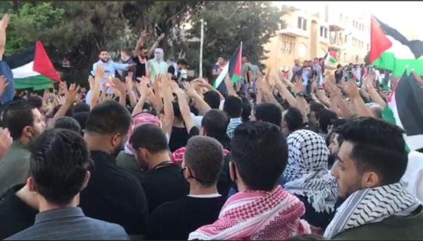 الآلاف امام السفارة الصهيوني: الشعب يريد تحرير فلسطين
