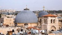 مستوطنون يعتدون على مسيحيين قرب كنيسة القيامة